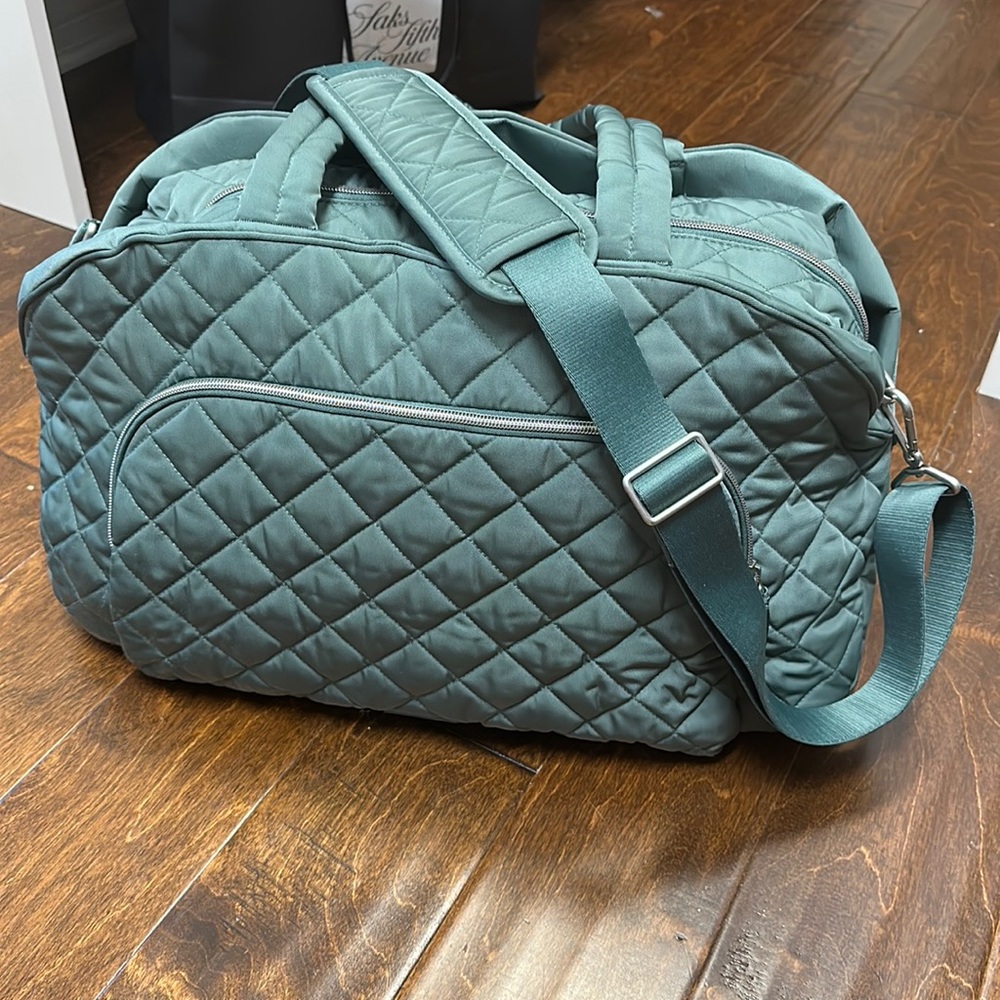 Vera Bradley - Weekender Travel Bag
Color: Performance Twill Olive Leaf